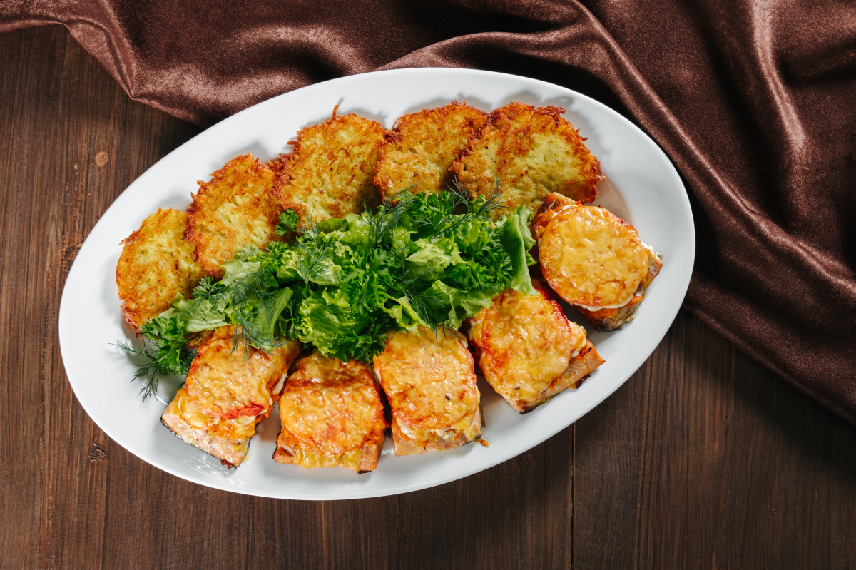 Изображение Филе горбуши с овощами и драником