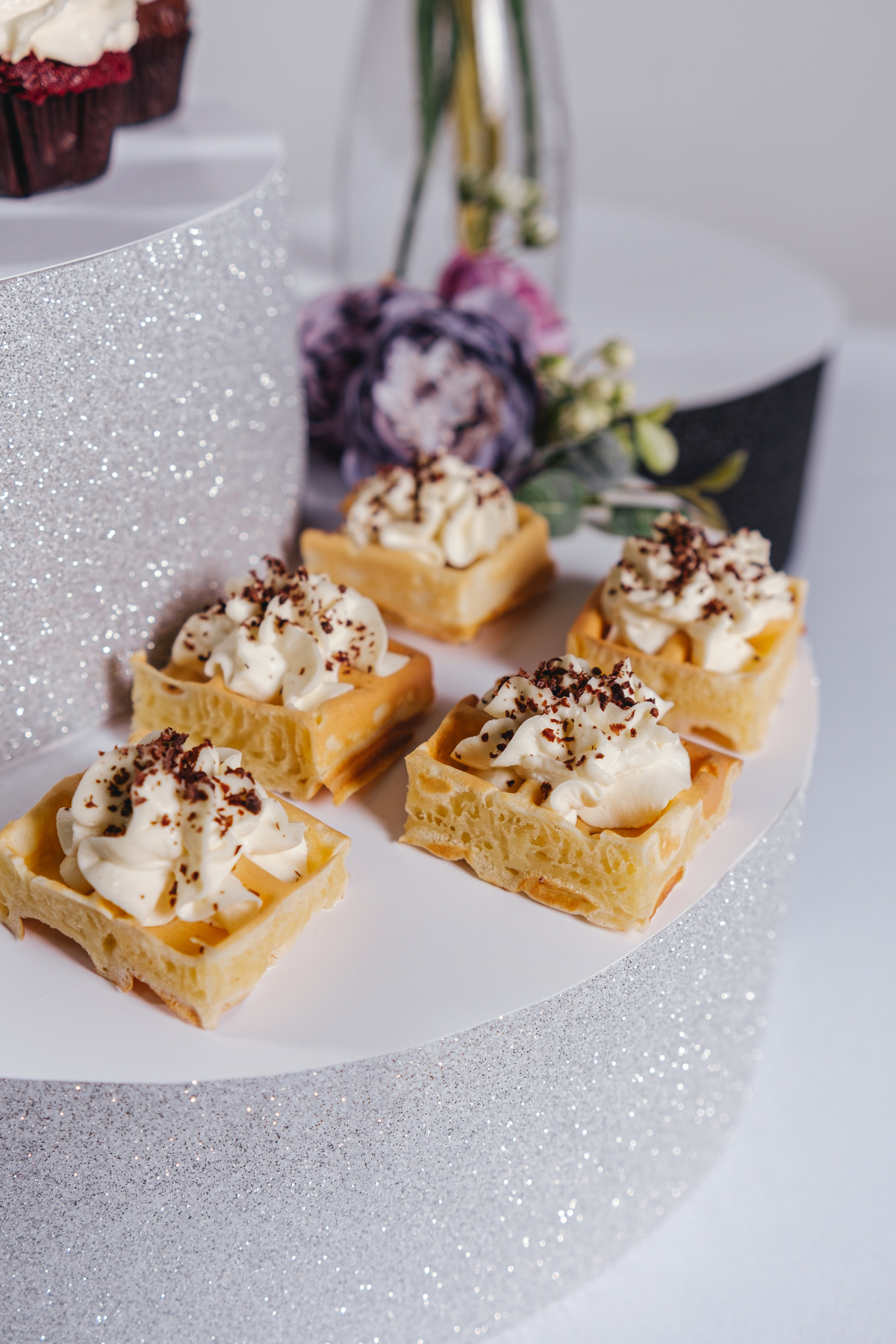 Изображение Венские вафли со взбитыми сливками и шоколадом