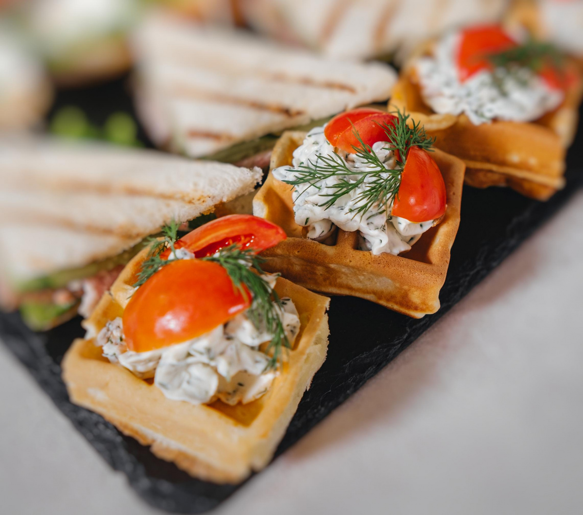 Изображение Венские вафли с томатом и творожным сыром