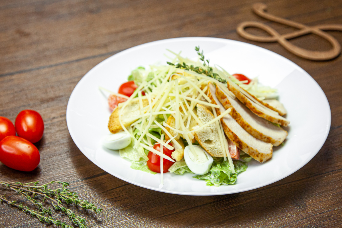 Изображение Салат Цезарь с курицей