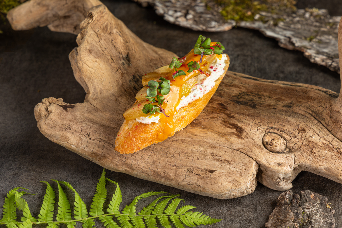 Изображение Брускетта с грушей и с сыром Дор блю