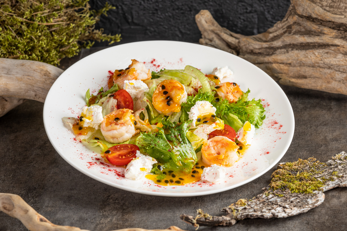 Изображение Салат с креветками и соусом маракуйя