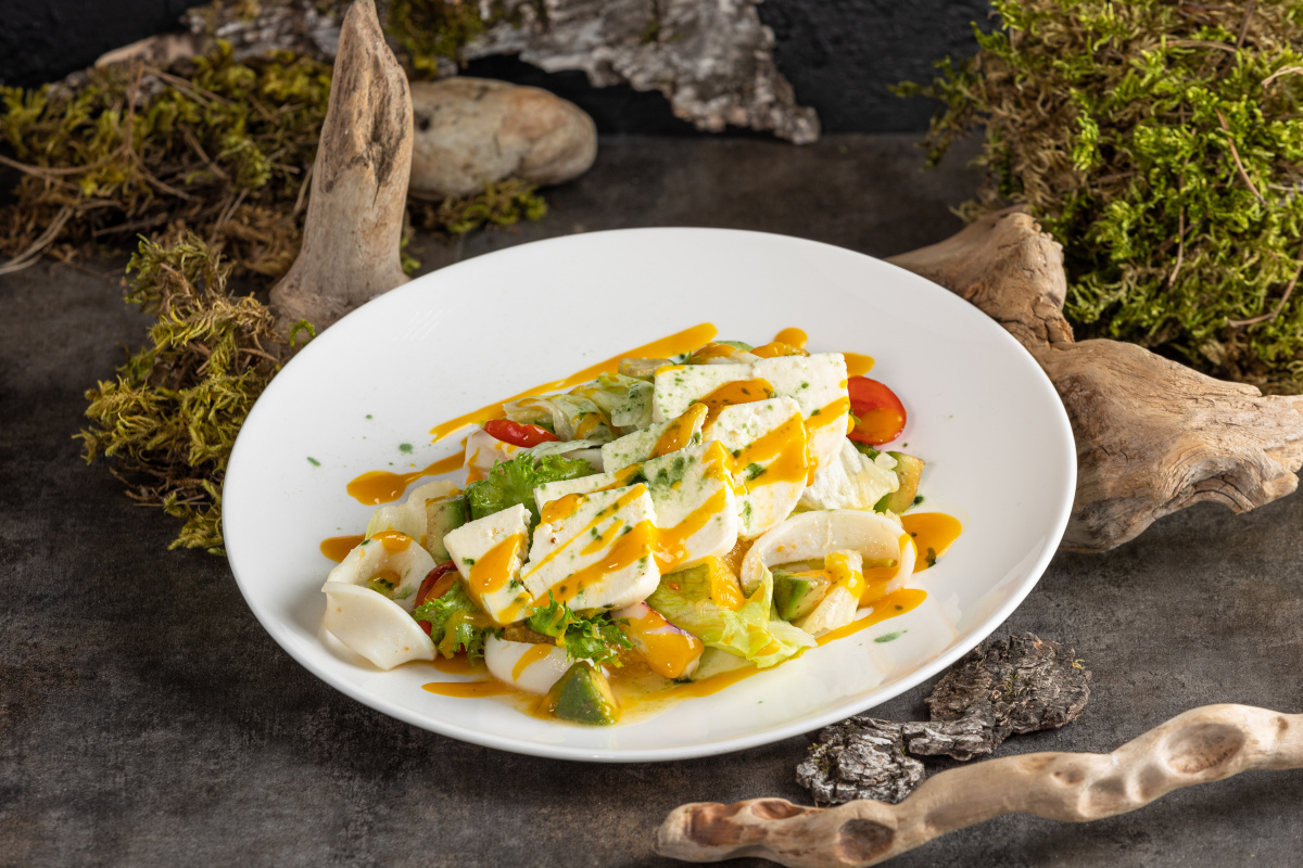 Изображение Салат с кальмаром и соусом Манго