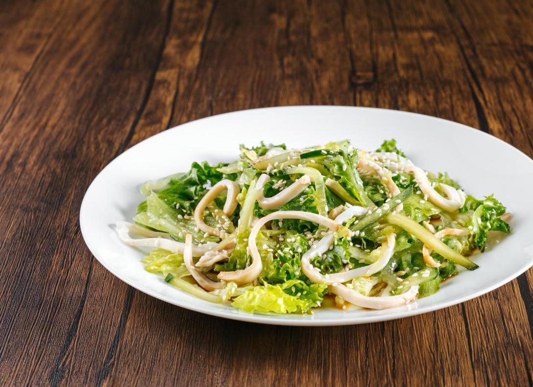 Изображение Салат с кальмаром и соевой заправкой